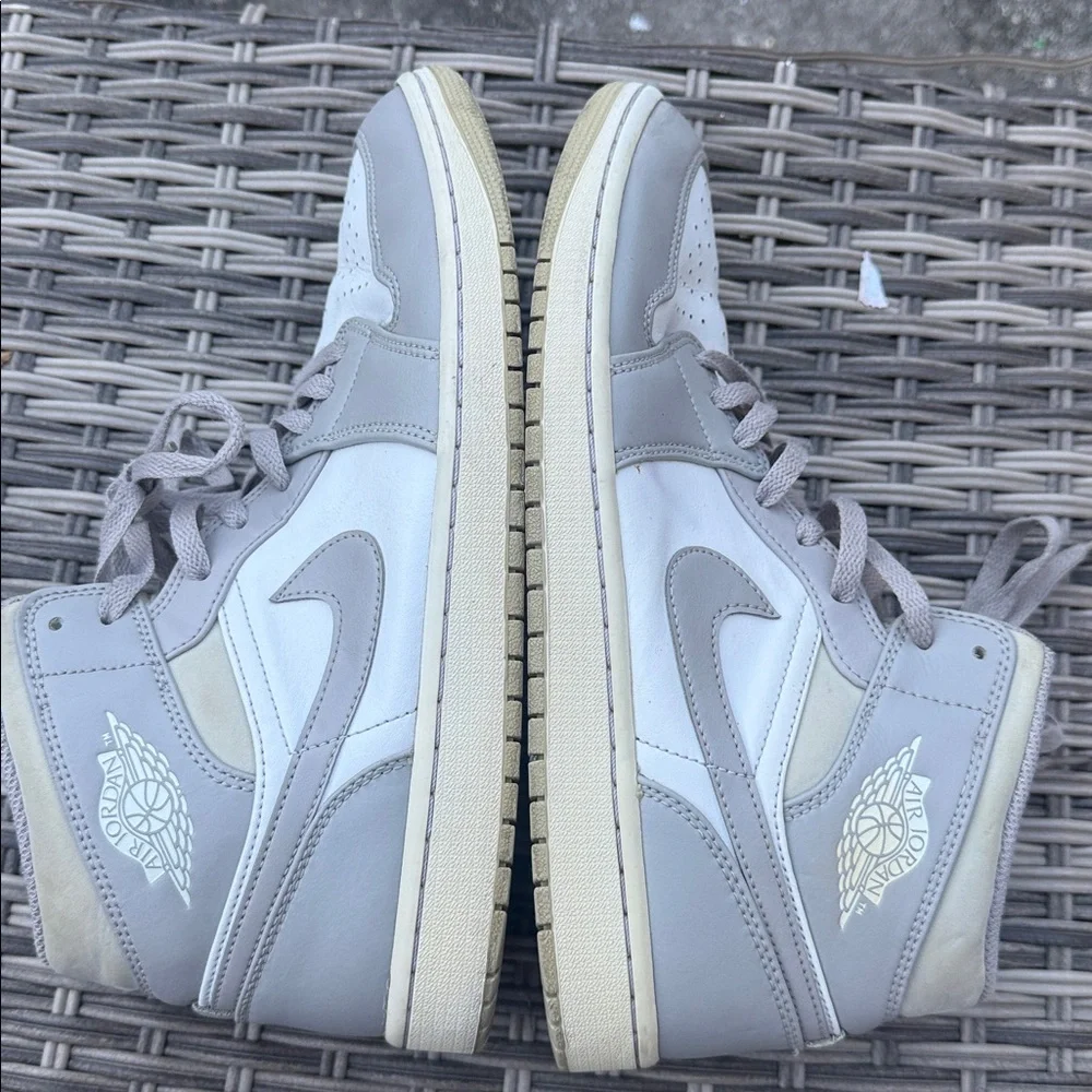 Air Jordan 1 Mid Grey White‎ 554724-082 Size 10.5